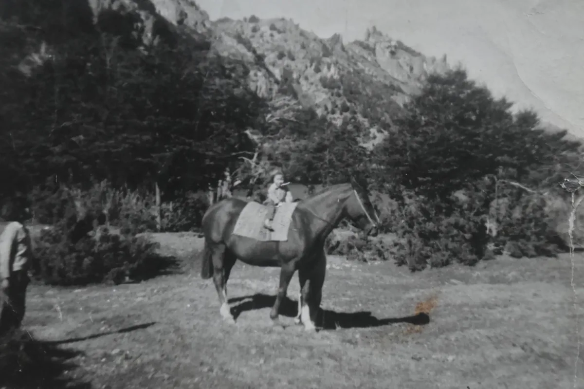 Mamá de pequeña sobre un caballo — Patagonia
